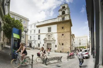 a group of people riding bikes in front of a building at Mi pequeño apartamento in Cádiz