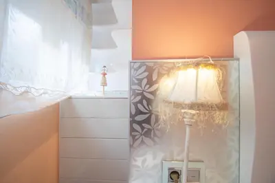 a lamp in the corner of a room at Apartamento El Pentagrama de Cádiz in Cádiz