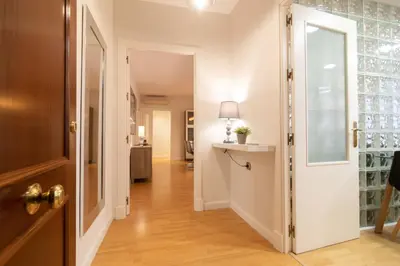 a hallway with a door leading into a room at Alquileres Kakiko in Sanlúcar de Barrameda