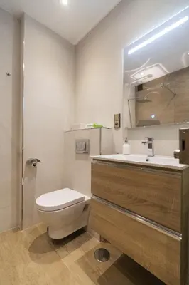 a bathroom with a toilet and a sink at Alquileres Kakiko in Sanlúcar de Barrameda