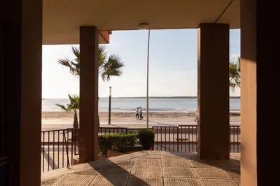 a room with a view of the beach and the ocean at Alquileres Kakiko in Sanlúcar de Barrameda