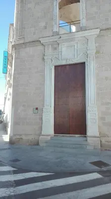 a building with a large wooden door on the side of it at Apartamento Santa Faz in El Puerto de Santa María