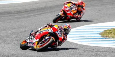 two people riding motorcycles on a race track at Sherryflat Paralejo 10 - Parking in Jerez de la Frontera