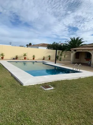 a swimming pool in a yard next to a building at Traumhaus für 6 Personen mit spektakulärem privaten Pool und schönem Ausblick in die Natur in Hozanejos