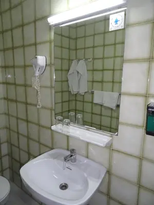 a bathroom with a sink and a mirror at Hotel El Coloso in Jerez de la Frontera
