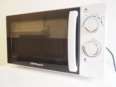 a microwave oven sitting on top of a counter at Casa Valientes A - Parking privado gratis & patio interior in Jerez de la Frontera
