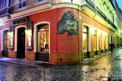 a building on a city street with a store at Apartamento del Mercado Little Apartments in Cádiz
