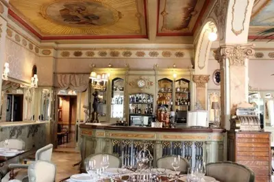 a bar in a restaurant with tables and chairs at Apartamento del Mercado Little Apartments in Cádiz