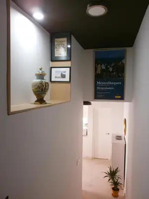 a room with a vase on a shelf on a wall at Casa en Plaza de la Merced_Centro Flamenco_Cádiz in Cádiz