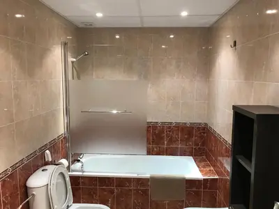 a bathroom with a bath tub and a toilet at Piso Aurora in Sanlúcar de Barrameda