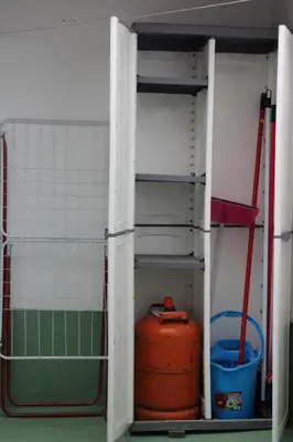 an empty room with a fire hydrant in a room at Apartamento Tres Carretas Puerto Real in Puerto Real