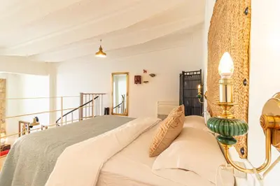 a bedroom with a bed in a room at Entre Bodegas Jerez in Jerez de la Frontera