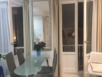 a dining room with a glass table and chairs at Apartamento Calle Nueva in Cádiz