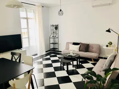 a living room with a couch and a table at Apartamento San Francisco in Cádiz