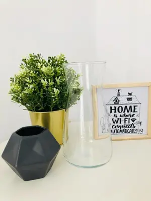 a glass vase with a plant and a sign at Apartamento San Francisco in Cádiz