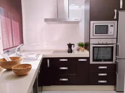 a kitchen with a sink and a microwave at Sherryflat Moneo - Parking in Jerez de la Frontera