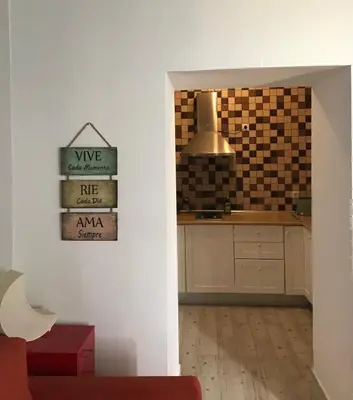 a kitchen with a sign that saysive and free amaan square at Preciosa casa baja con aire acondicionado in Sanlúcar de Barrameda
