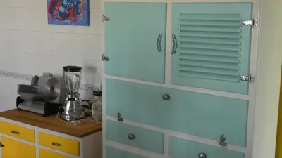 a kitchen with a cupboard with a window at Villa Lolo de design con Piscina, Jardin y Parking exclusivo in Chiclana de la Frontera