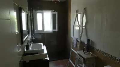 a bathroom with two sinks and a window at Villa Lolo de design con Piscina, Jardin y Parking exclusivo in Chiclana de la Frontera