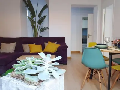 a living room with a purple couch and a table at Veedor 12 in Cádiz