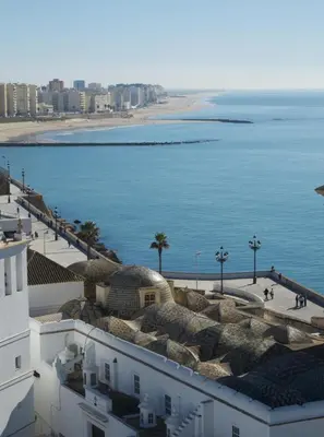 a view of the ocean from the roofs of buildings at Veedor 12 in Cádiz