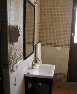 a bathroom with a sink and a mirror at El Perro de Paterna in Paterna de Rivera