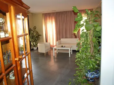 a living room with a couch and some plants at Hotel Caballo Negro in Puerto Real