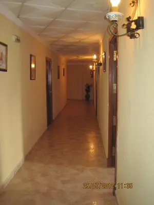 an empty hallway with a long hall with a ceiling at Hotel Caballo Negro in Puerto Real