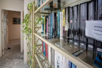 a book shelf full of books in a hallway at La Terraza del Drago in Cádiz