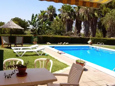 a backyard with a pool and a table and chairs at Bungalow Cuesta de la Rosa. Casita rural con encanto y vistas in Arcos de la Frontera