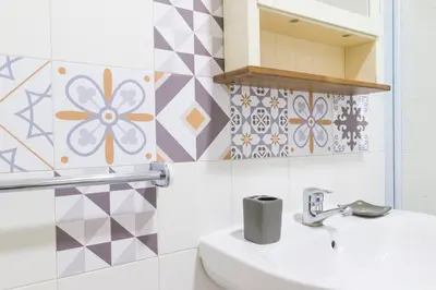 a bathroom with a sink and a mirror at Apartamento Patri in Jerez de la Frontera