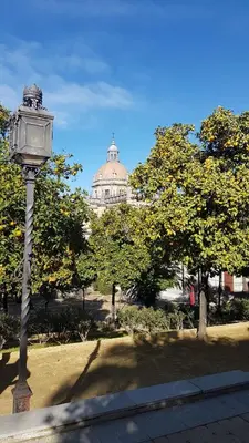 a street light in a park with a building in the background at Apartamento Patri in Jerez de la Frontera