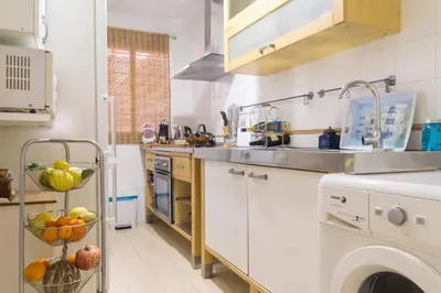 a kitchen with a washing machine and a dishwasher at Apartamento Patri in Jerez de la Frontera