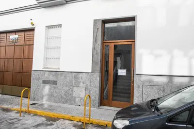 a building with a door and a car parked outside at Apartamento Sueño de la Caleta in Cádiz