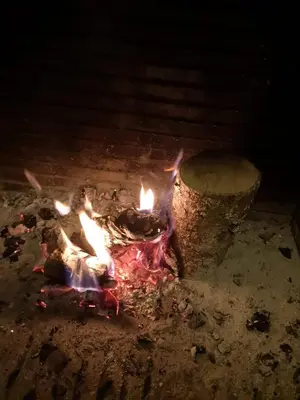 a fire in a brick oven with flames at San Nicolás in Algar