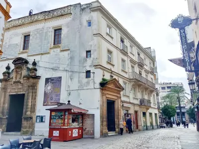 a building on the side of a street at Estudio Boutique Arenal - Cama buhardilla in Jerez de la Frontera