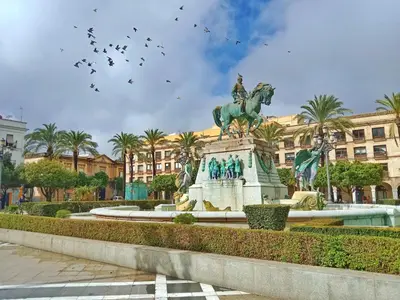 a statue of a man on a horse in front of a building at Estudio Boutique Arenal - Cama buhardilla in Jerez de la Frontera