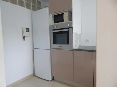 a kitchen with a microwave and a refrigerator at Apartamento wifi plaza del caballo in Jerez de la Frontera