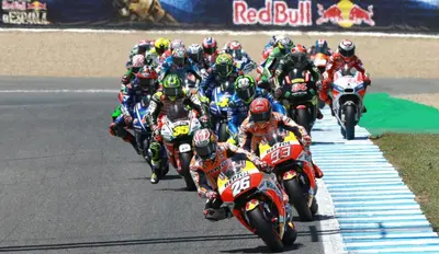 a group of motorcyclists racing on a race track at Apartamento wifi plaza del caballo in Jerez de la Frontera