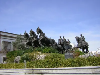 a statue of people riding horses on a hill at Apartamento wifi plaza del caballo in Jerez de la Frontera