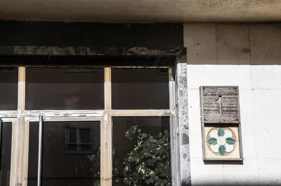 a window of a building with a sign on it at Apartamento Amanecer Cadiz in Cádiz