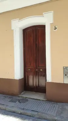 a large wooden door on the side of a building at Apartamento El Gaditano Errante in Cádiz