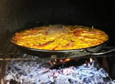 a pizza cooking in a pan in an oven at Mis Princesas en Casablanca in Chiclana de la Frontera