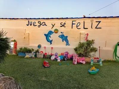 a wall with a sign that says jeyasy so felli at Mis Princesas en Casablanca in Chiclana de la Frontera