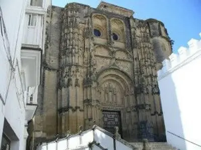 an old stone building with a door on it at Apartamento centro histórico Arcos in Arcos de la Frontera