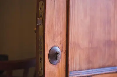 a close up of a wooden door with a knob at Atico Cielos 102 in El Puerto de Santa María