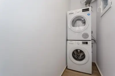 a washing machine and a washer in a room at Mi Bohemia Caleta in Cádiz