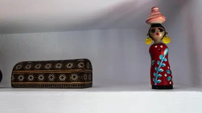 a statue of a woman on a shelf next to a box at Apartamento Cadiz Paradiso in Cádiz