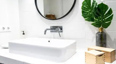 a white bathroom with a sink and a mirror at Apartamento Cadiz Paradiso in Cádiz