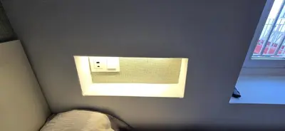 a lightswitch on a wall in a room at Apartamento Arbolí in Cádiz